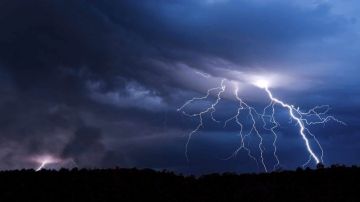 طقس الليلة.. امطار رعدية آخر الليل بهذه المناطق