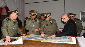 وزير الدفاع يؤدي زيارة إلى الإدارة العامة للباس والتموين