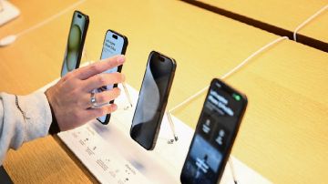 بعد ضريبة الجمارك.. صناعة الهواتف تصدم المصريين بقرار جديد بعد ضريبة الجمارك.. صناعة الهواتف تصدم المصريين بقرار جديد