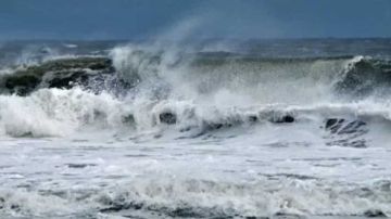 حالة مناخية نادرة ..غضب مفاجىء للبحر وارتفاع الأمواج 12 مترا