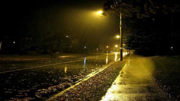 حركة السير عادية بكامل الطرقات السيارة مع دعوة إلى الحذر