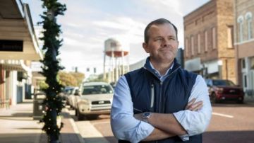 لم يصدقوا ما حصل.. رجل أعمال أمريكي يحول موظفيه إلى أثرياء بمكافآت خيالية