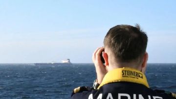 البحرية الفرنسية تحتجز ناقلة نفط آتية من روسيا في المتوسط البحرية الفرنسية تحتجز ناقلة نفط آتية من روسيا في المتوسط