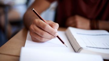 معهد حمودة باشا بمنوبة .. تلاميذ بالأولى ثانوي لا يدرسون مادتي العربية والإسلامية!!