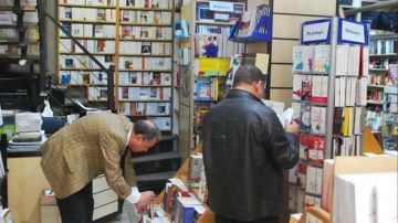 من رفوف المكتبات إلى شاشات الهواتف .. هل تخلى القارئ عن كتابه؟