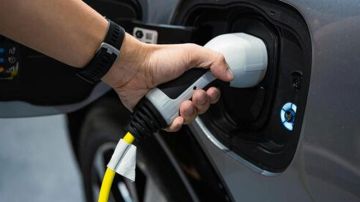 تونس تسعى لتعزيز انتشار السيارات الكهربائية لكن الإقبال لا يزال ضعيفا