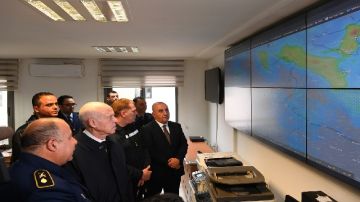 من قاعة العمليات بالديوان الوطني للحماية المدنية.. رئيس الجمهورية يتابع الاجراءات التي تم اتخاذها بخصوص موجة الفيضانات