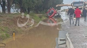 سليمان: انزلاق شاحنة إطفاء بسبب السيول سليمان: انزلاق شاحنة إطفاء بسبب السيول