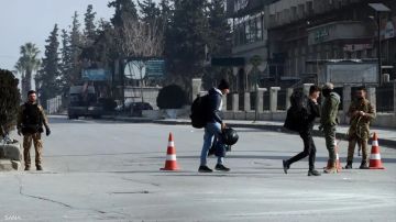 الجيش السوري يعلن أحياء في حلب منطقة عسكرية مغلقة الجيش السوري يعلن أحياء في حلب منطقة عسكرية مغلقة