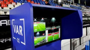 لأول مرة.. الكاف يقرر تطبيق الفار في مجموعات دوري أبطال افريقيا والكونفدرالية