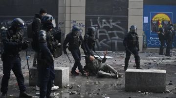 فرنسا: توقيف 1200 شخص وإصابة 150 شرطيا في الاحتجاجات فرنسا: توقيف 1200 شخص وإصابة 150 شرطيا في الاحتجاجات