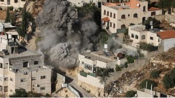 الاحتـــ.ــلال يفجر منزلين وينكل بعشرات الفلسطينيين في الخليل الاحتـــ.ــلال يفجر منزلين وينكل بعشرات الفلسطينيين في الخليل