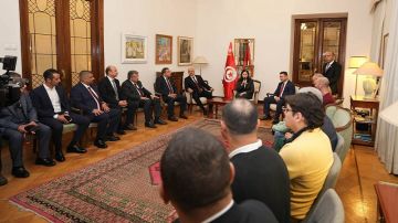 رئيسة الحكومة تلتقي بعدد من أفراد الجالية التونسية بروسيا رئيسة الحكومة تلتقي بعدد من أفراد الجالية التونسية بروسيا