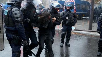 فرنسا: إيقاف 1435 شخصا على هامش احتجاجات السبت فرنسا: إيقاف 1435 شخصا على هامش احتجاجات السبت