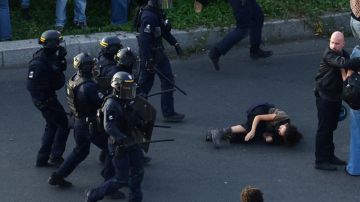فرنسا: تعليق استخدام القنابل الصوتية خلال احتجاجات الطلاب بعد بتر يد متظاهر قاصر فرنسا: تعليق استخدام القنابل الصوتية خلال احتجاجات الطلاب بعد بتر يد متظاهر قاصر