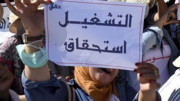 أصحاب الشهائد العليا يحتجون امام البرلمان: متى يفعل القانون ؟.. وحذار من المماطلة أصحاب الشهائد العليا يحتجون امام البرلمان: متى يفعل القانون ؟.. وحذار من المماطلة
