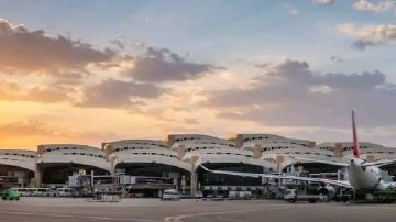 السعودية تمدد إغلاق مطار الرياض السعودية تمدد إغلاق مطار الرياض