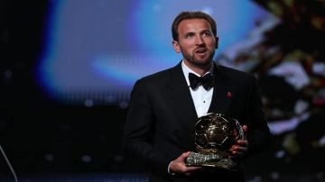 هاري كين يتوج بالكرة الذهبية لعام 2026 هاري كين يتوج بالكرة الذهبية لعام 2026