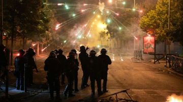 رئيس وزراء فرنسا يطلب فرض حظر تجول في مناطق عدة رئيس وزراء فرنسا يطلب فرض حظر تجول في مناطق عدة