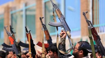 الحوثيون: مهاجمة مطار الملك خالد في السعودية بصاروخ باليستي الحوثيون: مهاجمة مطار الملك خالد في السعودية بصاروخ باليستي