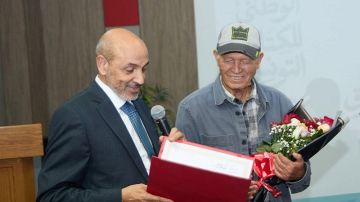 في تكريمه بمعرض الكتاب.. رؤوف ڨارة يدعو الكتاب إلى الاستلهام من لوحاته في تكريمه بمعرض الكتاب.. رؤوف ڨارة يدعو الكتاب إلى الاستلهام من لوحاته