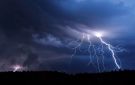 أمطار متفرقة بهذه المناطق الليلة