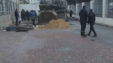 العاصمة .. إصابة سائق إثر سقوط شاحنة من قنطرة الجمهورية