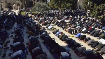 في تحد لتضييقات الاحتلال ...80 ألف فلسطيني يصلون الجمعة في الأقصى