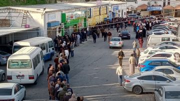 طوابير في الأسواق الأردنية لاقتناء زيت الزيتون التونسي طوابير في الأسواق الأردنية لاقتناء زيت الزيتون التونسي