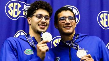 الجوادي والحفناوي يرفعان العلم التونسي على  البوديوم  الأمريكي