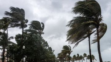 ظهر اليوم: رياح قوية مع أمطار متفرقة بهذه المناطق