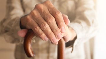 وزارة الأسرة: برنامج الإيداع العائلي لكبار السن يتكفل حاليا بـ435 مسنا ومسنة وزارة الأسرة: برنامج الإيداع العائلي لكبار السن يتكفل حاليا بـ435 مسنا ومسنة