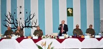 وزير الدفاع في زيارة إلى القاعدة العسكرية بكندار