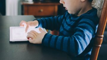 مصر: تشريع مرتقب ينظم استخدام الأطفال للهاتف المحمول