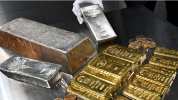 الذهب يتراجع والفضة تهوي وسط موجة بيع واسعة