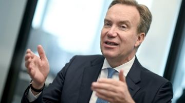 استقالة رئيس المنتدى الاقتصادي العالمي على خلفية صلته بجيفري إبستين