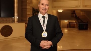 الكاتب التونسي نزار شقرون يفوز بجائزة نجيب محفوظ للرواية