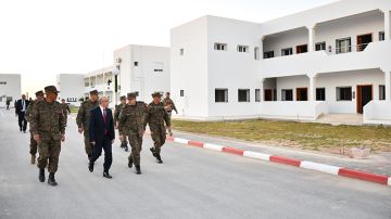 وزير الدفاع الوطني يؤدي زيارة إلى القاعدة العسكرية بكندار