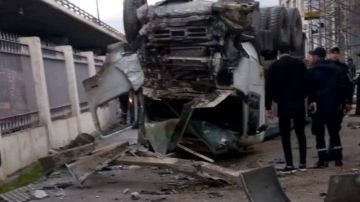 العاصمة: إصابة سائق إثر سقوط شاحنة من قنطرة الجمهورية