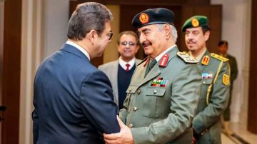 رئيس مخابراتها التقى حفتر في بنغازي .. مصر تحاصر التوسع الإماراتي ـ الصهيوني