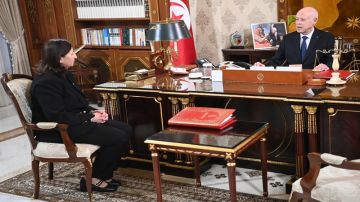 سعيد يلتقي الزنزري ويؤكد ان الشعب يحتاج اليوم لا فقط إلى نصوص جديدة بل إلى قائمين جدد على تنفيذها سعيد يلتقي الزنزري ويؤكد ان الشعب يحتاج اليوم لا فقط إلى نصوص جديدة بل إلى قائمين جدد على تنفيذها