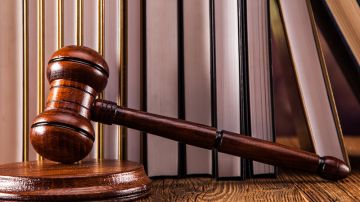 من أجل الاستيلاء على أموال محكوم بها قضائيا ...أحكام بالسجن بين 3 و8 سنوات لعدل منفذ وزوجته من أجل الاستيلاء على أموال محكوم بها قضائيا ...أحكام بالسجن بين 3 و8 سنوات لعدل منفذ وزوجته