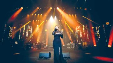 في حفلها بتظاهرة رمضان في المدينة بمسرح الأوبرا ... كارول سماحة تحكي وجع لبنان وتطلب لتونس الأمان