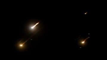 ستعراض مشترك للقوة البحرية والجوية للحرس الثوري الإيراني في الموجة 68 من عملية الوعد الصادق 4 