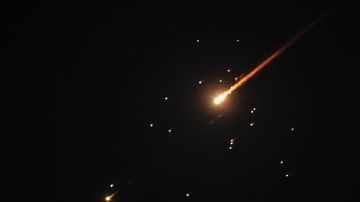 قتيل وعدد من المصابين و دمار جراء سقوط صاروخ إيراني على تل أبيب قتيل وعدد من المصابين و دمار جراء سقوط صاروخ إيراني على تل أبيب