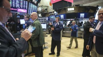 مؤشر الخوف يكبل الأسواق.. ومتداولو وول ستريت يترقبون أدلة الأمان