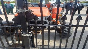 مؤتمر اتحاد الشغل.. خلافات وتشنج حول شرعية النيابات وغلق باب النزل بجرار فلاحي وسلاسل مؤتمر اتحاد الشغل.. خلافات وتشنج حول شرعية النيابات وغلق باب النزل بجرار فلاحي وسلاسل