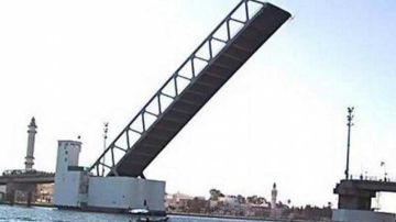 انطلاق أشغال تغليف الصفيحة المعدنية بجسر بنزرت