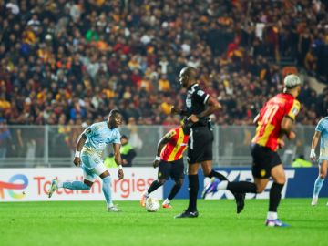 تصرف غير متوقع من حكم مباراة الأهلي والترجي بعد صافرة النهاية تصرف غير متوقع من حكم مباراة الأهلي والترجي بعد صافرة النهاية