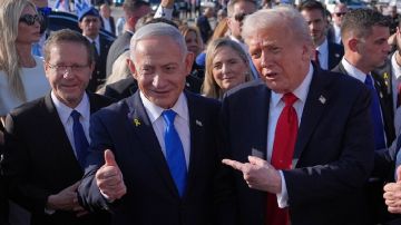 رئيس الكيان يرد بعنف على طلب ترامب العفو عن نتنياهو رئيس الكيان يرد بعنف على طلب ترامب العفو عن نتنياهو